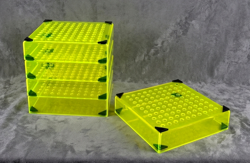manufatto plexiglass fluorescente con fori